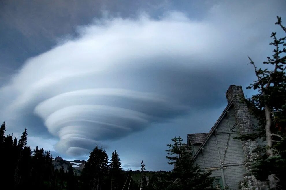 Грозовой воротник лентикулярные облака. Загадочные явления природы. Необычные атмосферные явления. Необычные облака.