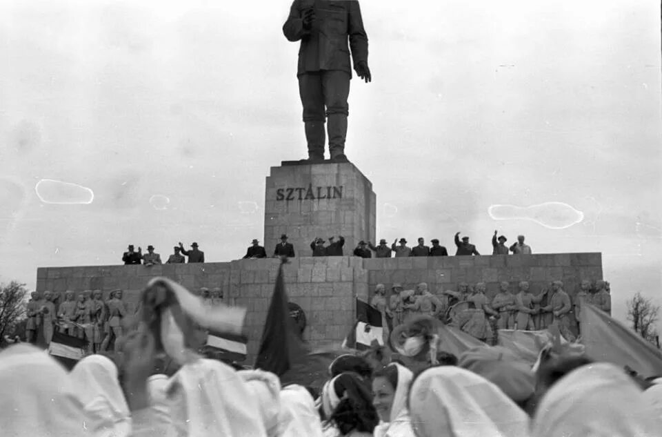 Памятник сталину в праге. Памятник сталину в праге 1955. монумент сталину в праге. статуя сталина в праге. памятник сталину (будапешт).