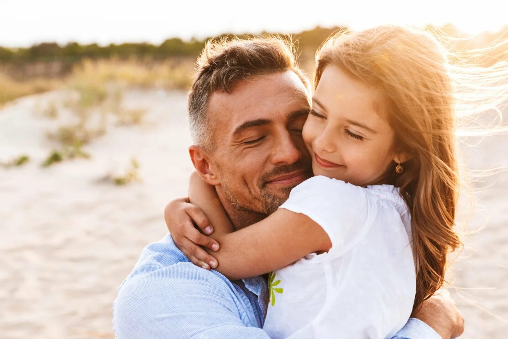 Happy daughter. Фотосессия с папой. Девушка обнимает отца. Фотосессия папа и дочь.