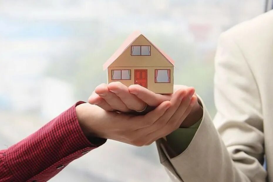 Домик ипотека. Семья в новой квартире. Ипотека многодетным. Домик для денег. Квартира в ипотеку.