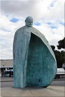 Памятник папе