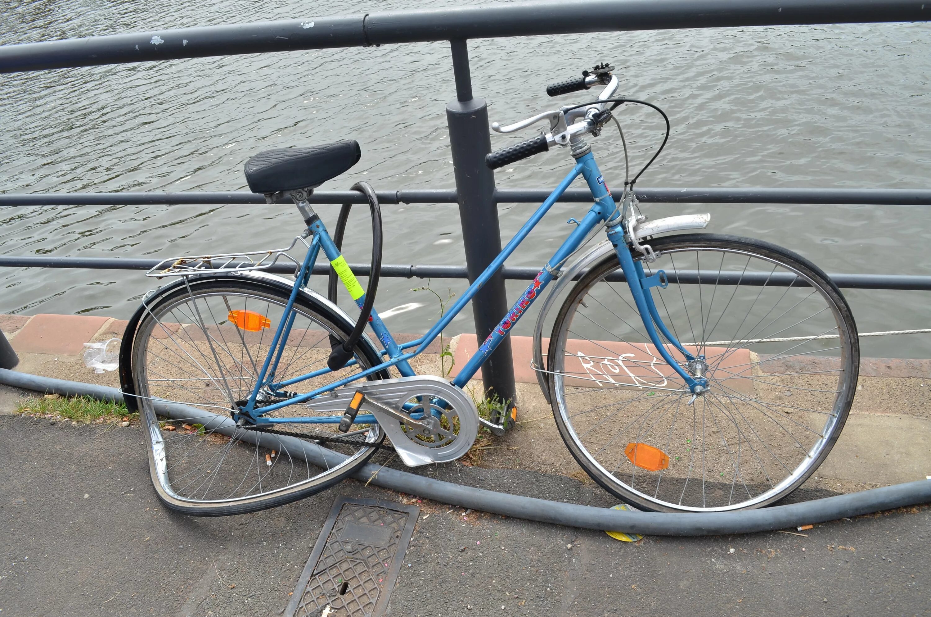 Broken bike. Поломанный велосипед. Сломанный велосипед. Погнутый велосипед. Старый сломанный велосипед.