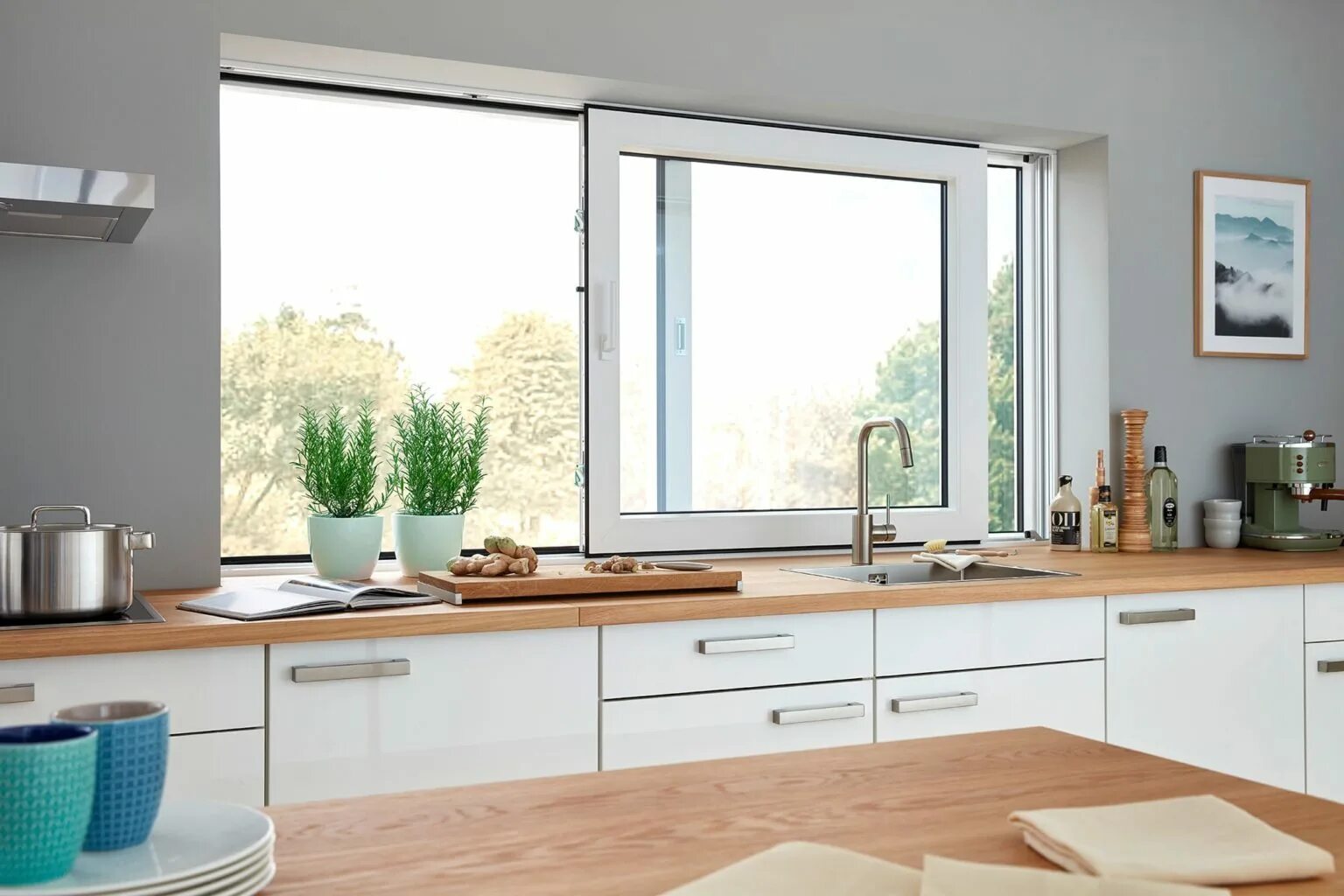 Установка пластикового окна кухни. Kömmerling PREMISLIDE 76. Раздвижное окно на кухню. Сдвижное окно на кухне. Раздвижные окна на кухню пластиковые.