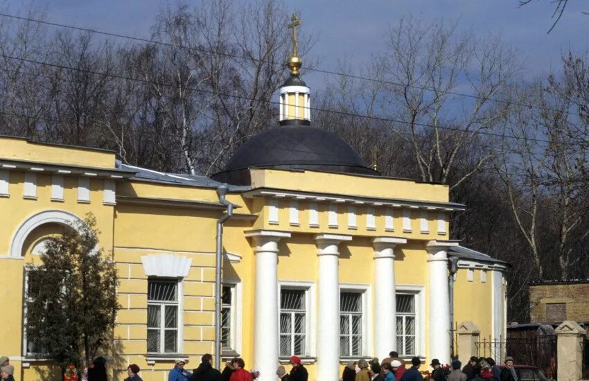 Церковь Андрея Первозванного в Москве на Ваганьковском кладбище. Церковь Андрея Первозванного на Ваганьковском кладбище. Храм Воскресения Словущего на Ваганьковском. Храм Воскресения Словущего на Ваганьковском кладбище.