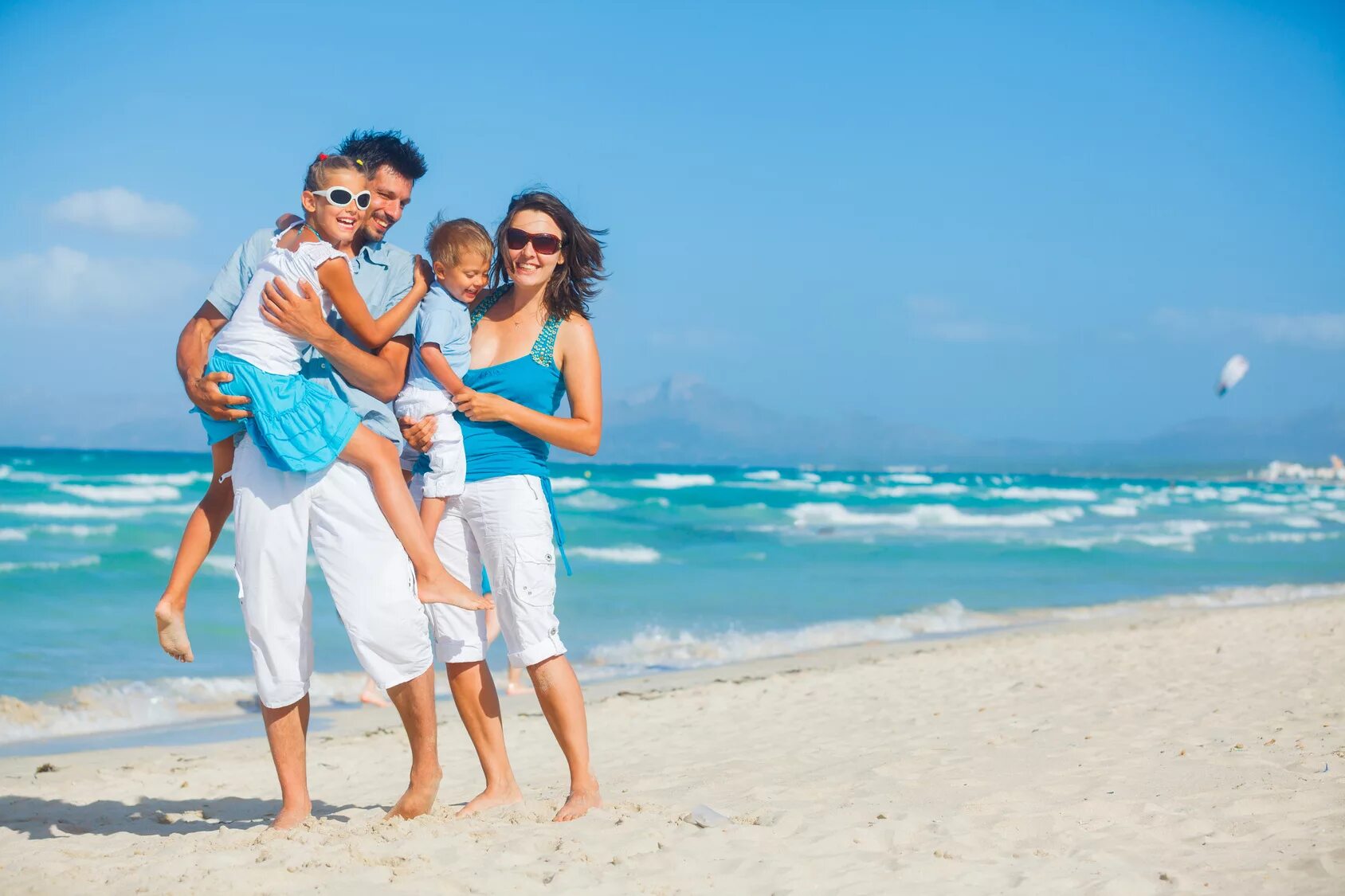 Семья на море. Счастливая семья на море. Семья на пляже. Турция пляж семья. Families couples only