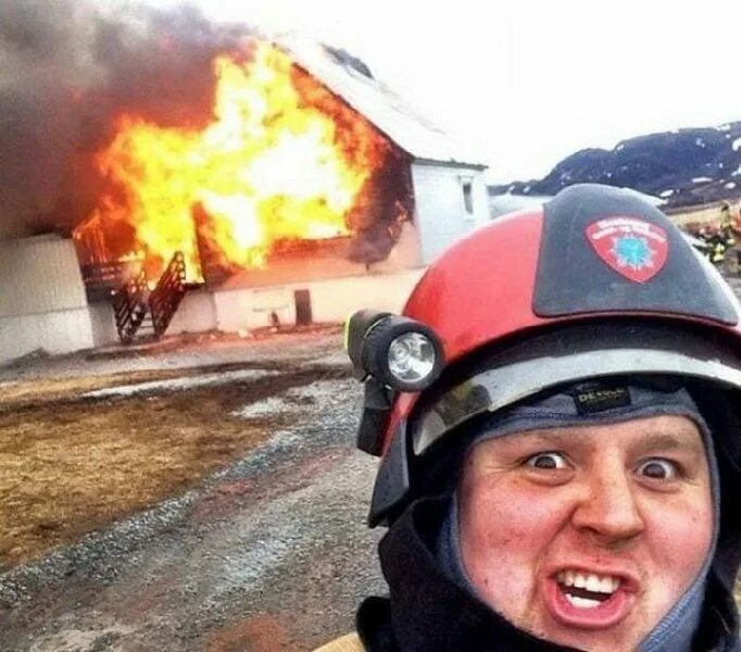 Американский пожарный и пожар. Пожарник прикол. Смешной пожарный. Веселый пожарный. Пожарные на пожаре.