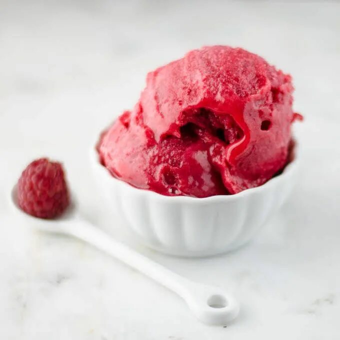 Малиновый сорбет мороженое. Щербет черника. Вишневый сорбет. Bomber raspberry sorbet. Клубничный сорбет.