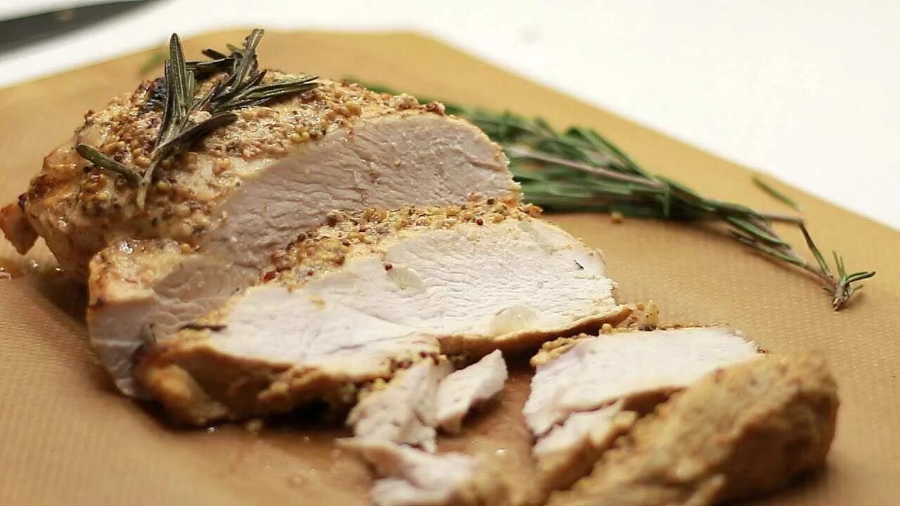Рецепт индейку в духовке кусок. Стейк из индейки в духовке. грудка индейки в духовке. филе индейки запеченное в духовке. грудка филе индейки запеченная в духовке.