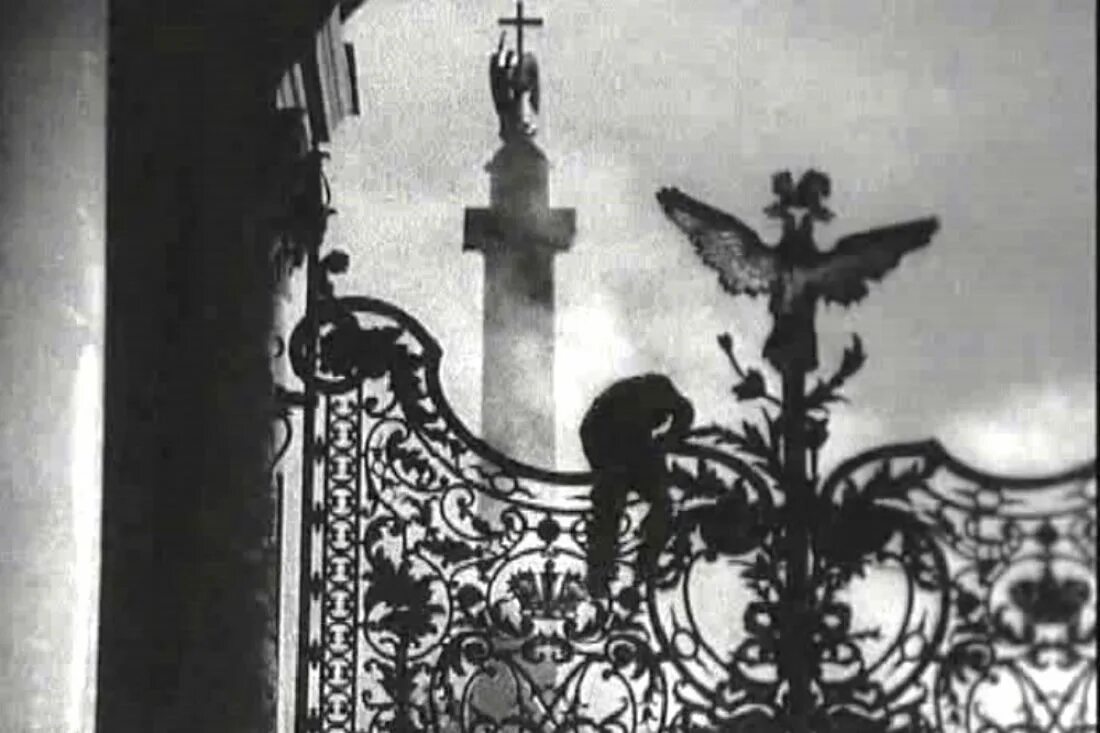 Штурм зимнего дворца дата. Штурм зимнего дворца 1917. ворота зимнего дворца 1917. октябрьская революция штурм зимнего дворца. штурм зимнего дворца 1917 ворота.