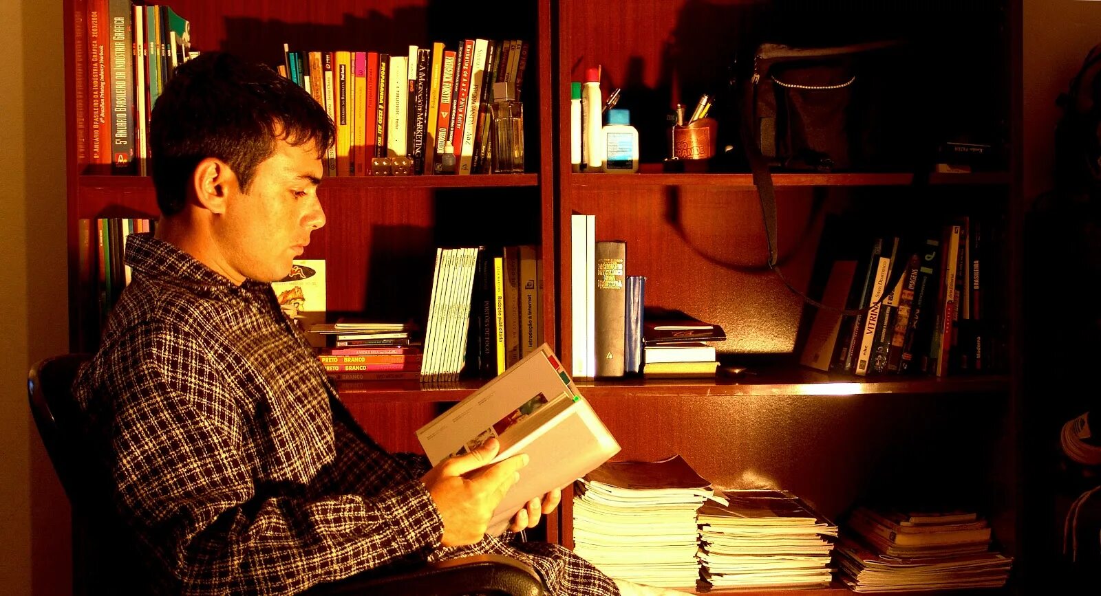Книга для мальчиков. Школьник мечтает. Дети в библиотеке. Ребенок с книгой в руках. Сайт читает сам.