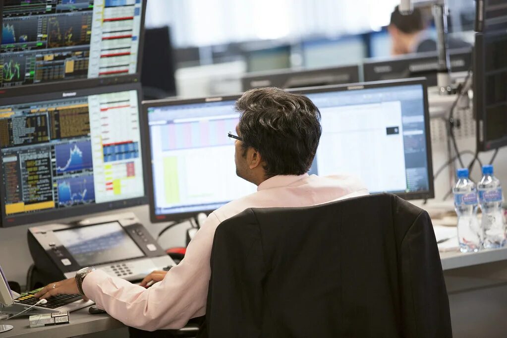 Quantower линейка. Трейдер в наушниках. Trading different. Автоматизированная торговля на бирже. Trading different.