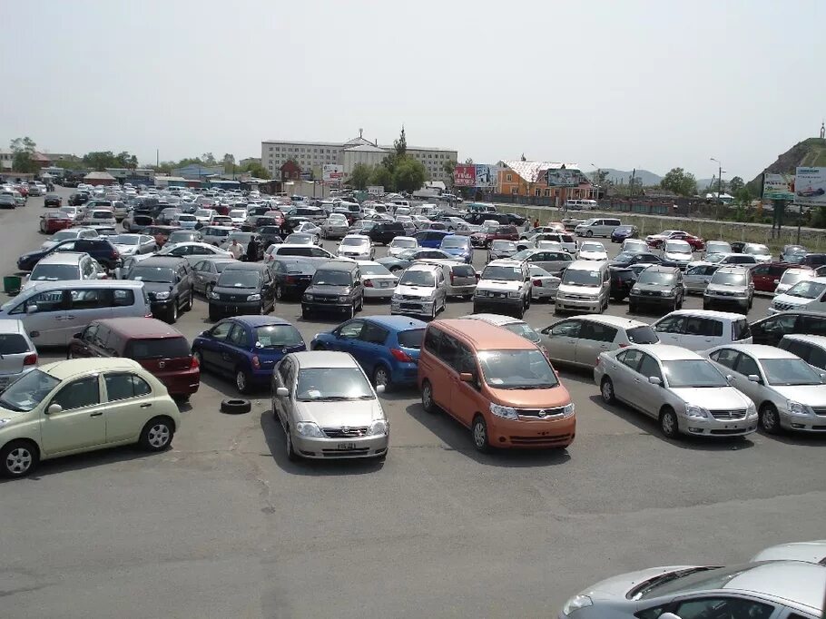 Предприниматель купил несколько подержанных автомобилей за 3500. Авторынок хабаровск. авторынок находка. рынок автомобилей в хабаровске. автомобильный рынок в находке.