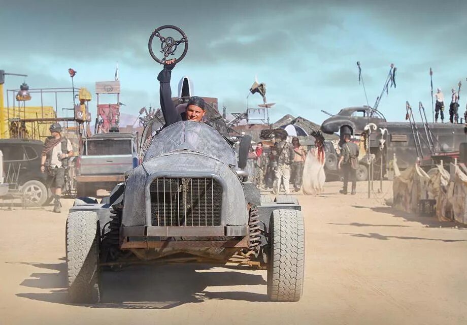 Безумный тип. Пустыня Невада фестиваль Безумный Макс. Wasteland фестиваль Калифорния. Безумный Макс машины в пустыне. Рейдеры на автомобилях Безумный Макс.