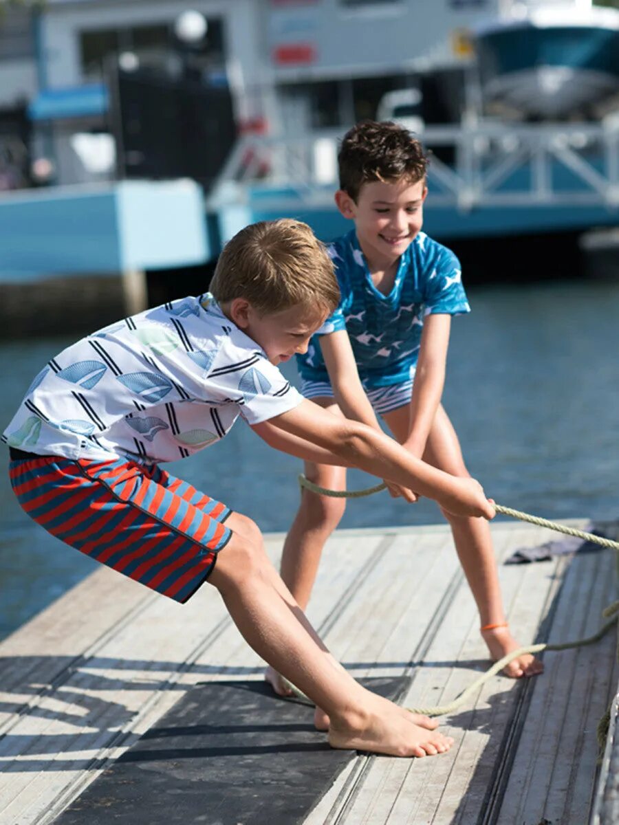 Ноги парней. Габриэль бэйтман босиком. Мальчики в шортиках. Феет бойс. Барефут кид.