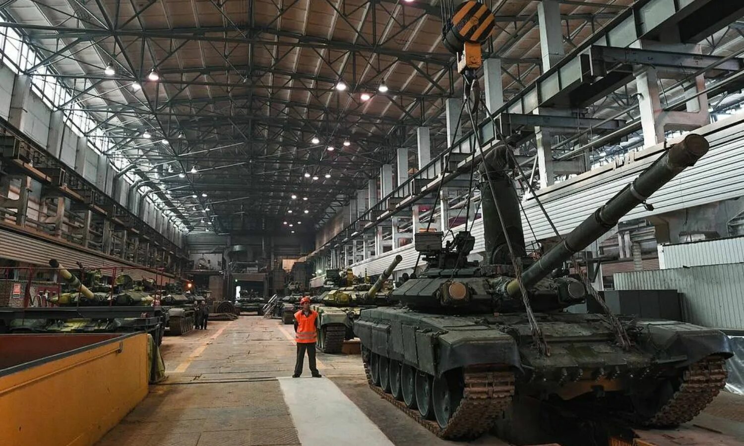 Где строили танки. Танков т-90с на заводе. Танки т90 завод. Т-90 на заводе. Танковый завод в Нижнем Тагиле.