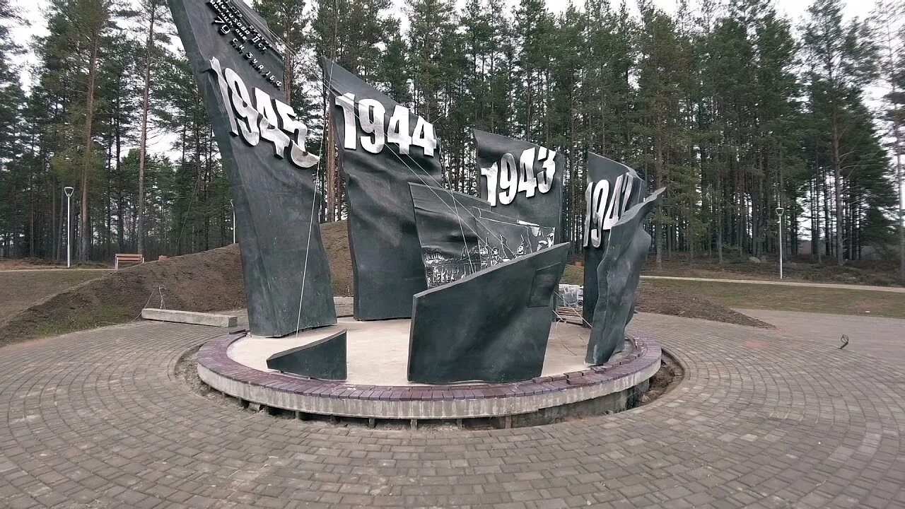 Памятники знаменам. Монумент Знамя Победы Идрица. Идрица мемориал. Идрица памятник Знамени Победы. Идрица Псковская область памятник.