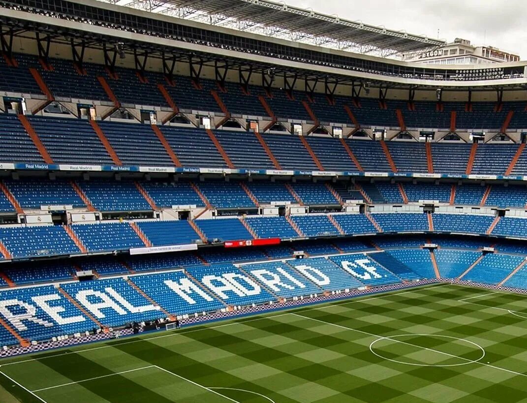 Santiago bernabeu stadium 2022. Сантьяго бернабеу стадион. Сантьяго бернабеу стадион. Стадион бернабеу в мадриде. Сантьяго бернабеу стадион вместимость.
