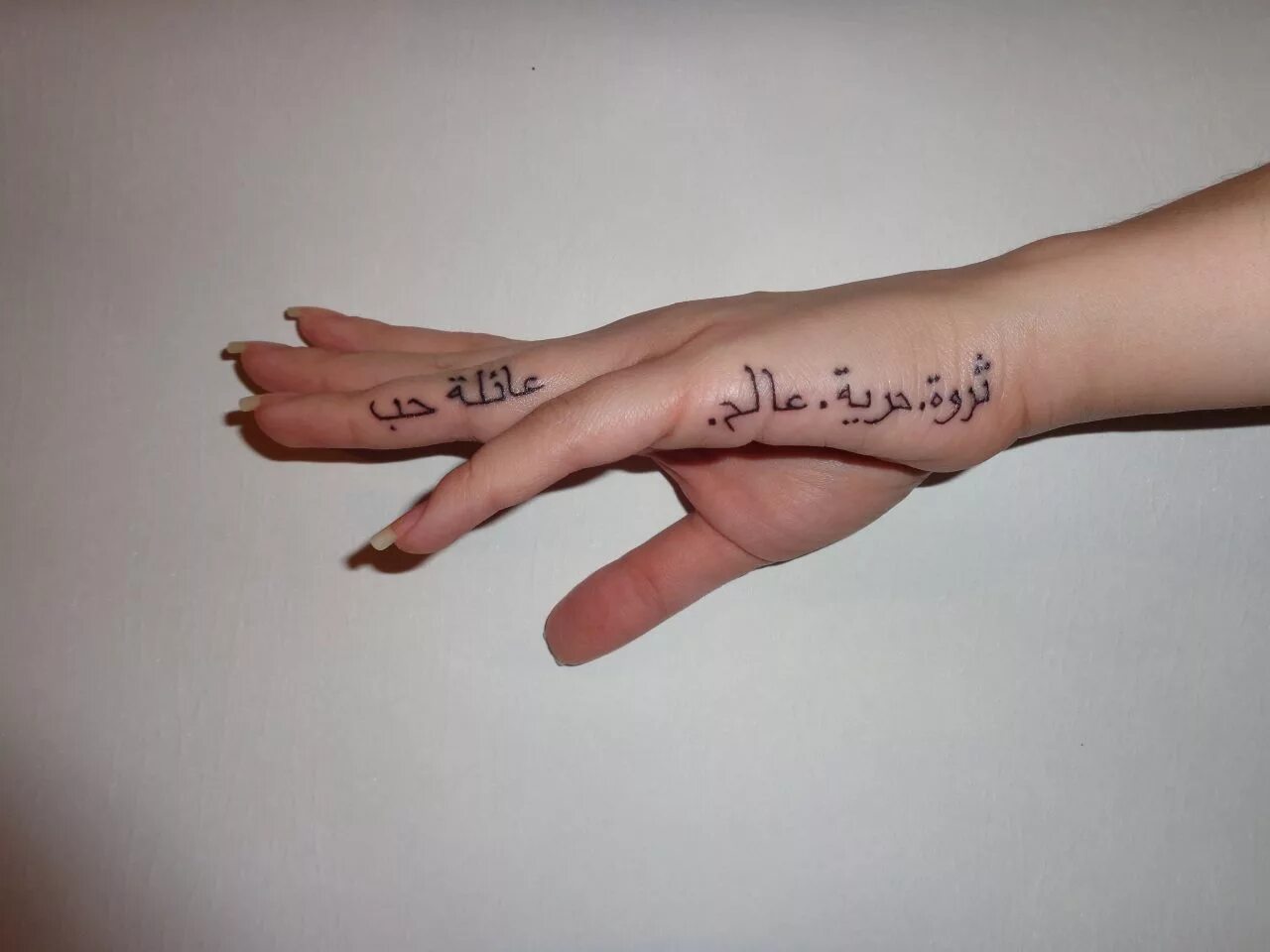 Надпись татуировка для девушек со смыслом. Надпись на руке. Тату надпись на руке. Татуировки для девушек на руке надписи. Красивые надписи на руке.