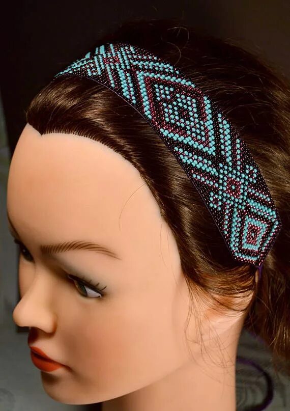 Повязки из бисера. Повязка на голову гэтсби. Ободок бисер на голове. Повязка ободок для волос макраме. Женские украшения на голову.