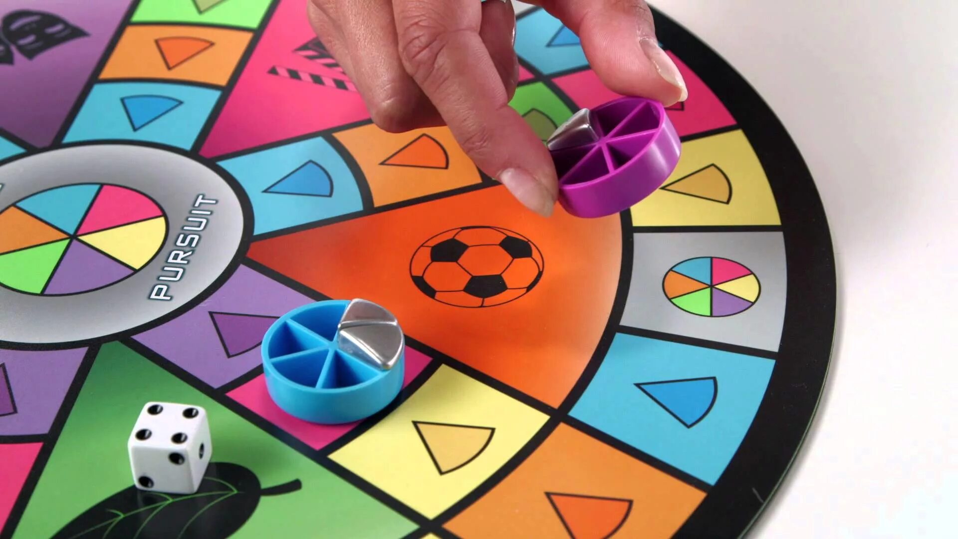 Trivial. Тривиал персьют. игра trivial pursuit. trivial pursuit gambling game. настольные игры фон.