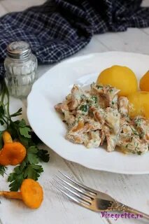 Лисички с картошкой в сметане на сковороде
