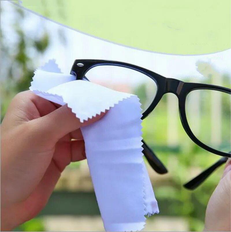Салфетка для очков. Протирание очки. Протирает очки референс. Тряпочка из микрофибры для очков. Тряпка от очков.