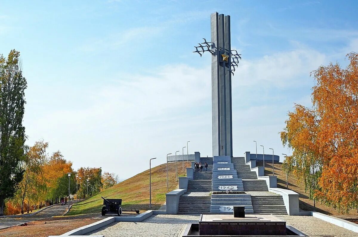 Памятники саратова. Соколовая гора Саратов парк. Памятники Саратов парк Победы. Парк Победы Соколовая гора. Памятник Журавли в Саратове.