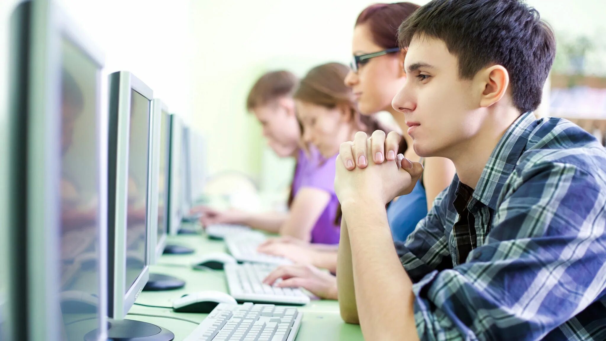 Сдать экзамен на профессию. Подросток за компьютером. Подросток и компьютер. Ученик за компьютером. Школьники за компьютеро.