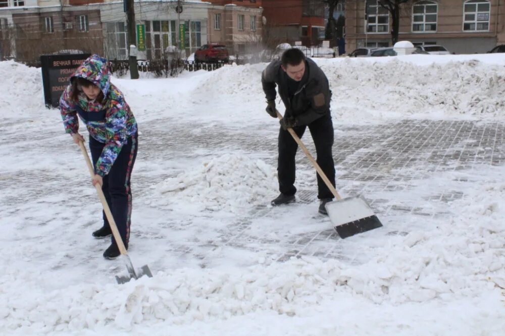 Прийти неожиданно дорожки не расчищены. Уборка города от снега Рязань 2024 фото.