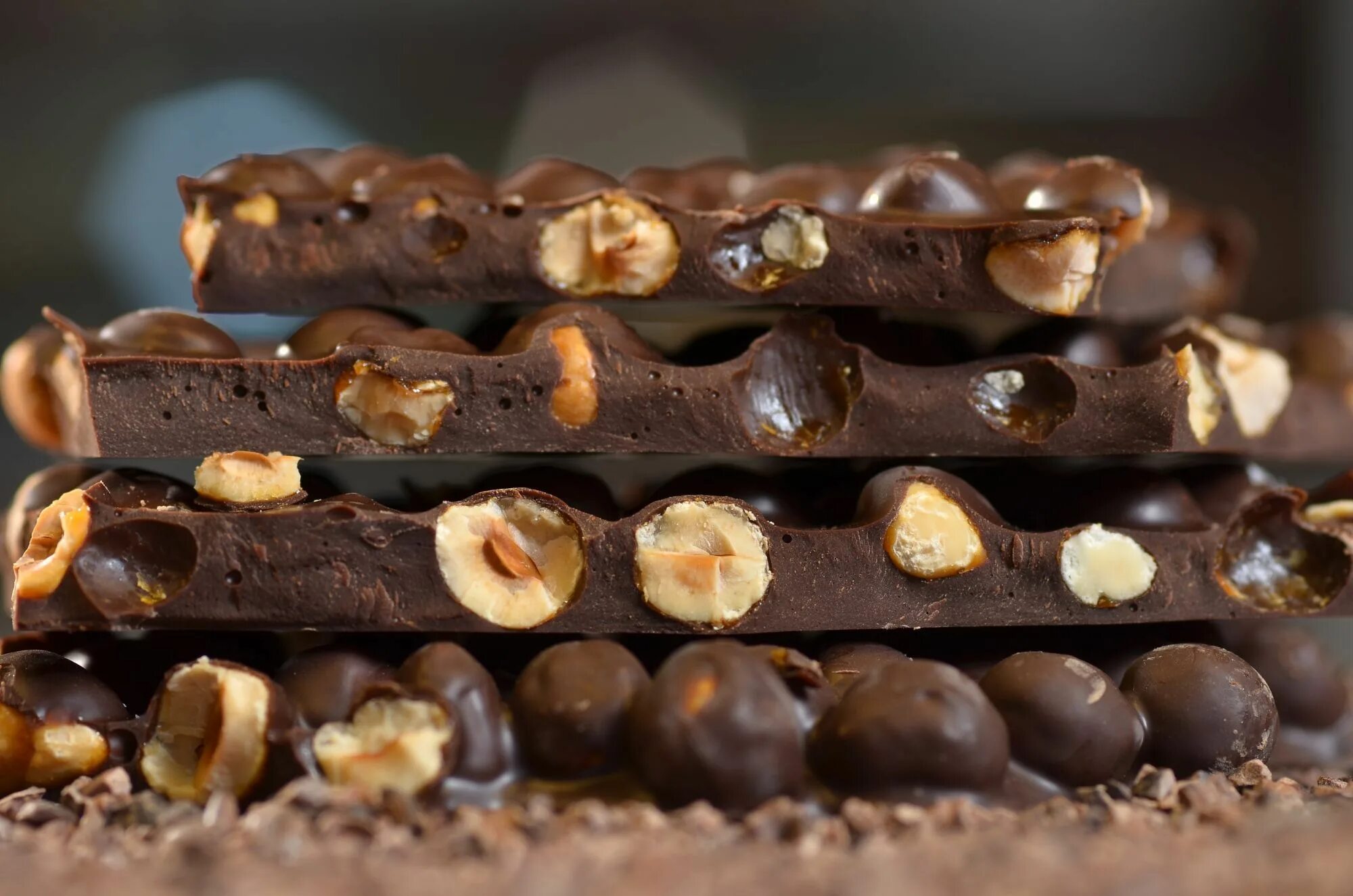 Шоколад с орехами. Шоколад с фундуком. Шоколадка с орехами. Шоколадка с орешками.