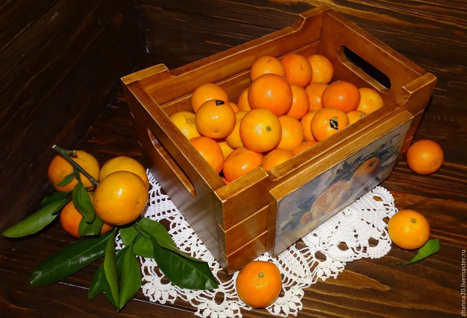 Ящик с апельсинами. Ящик с мандаринами. Коробка с мандаринами. Деревянный ящик с мандаринами.