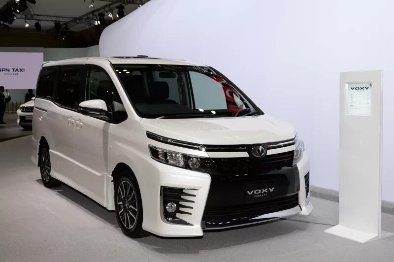 Voxy гибрид. Toyota Voxy Hybrid 2014. Тойота Вокси 2015. Toyota Noah/Voxy 2015. Toyota Voxy 2022.