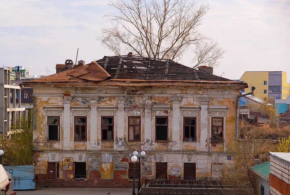 Разрушенные дома россии. Разрушающиеся старинные постройки Казани. Старые здания. Разрушенное здание. Разрушенные старинные здания.