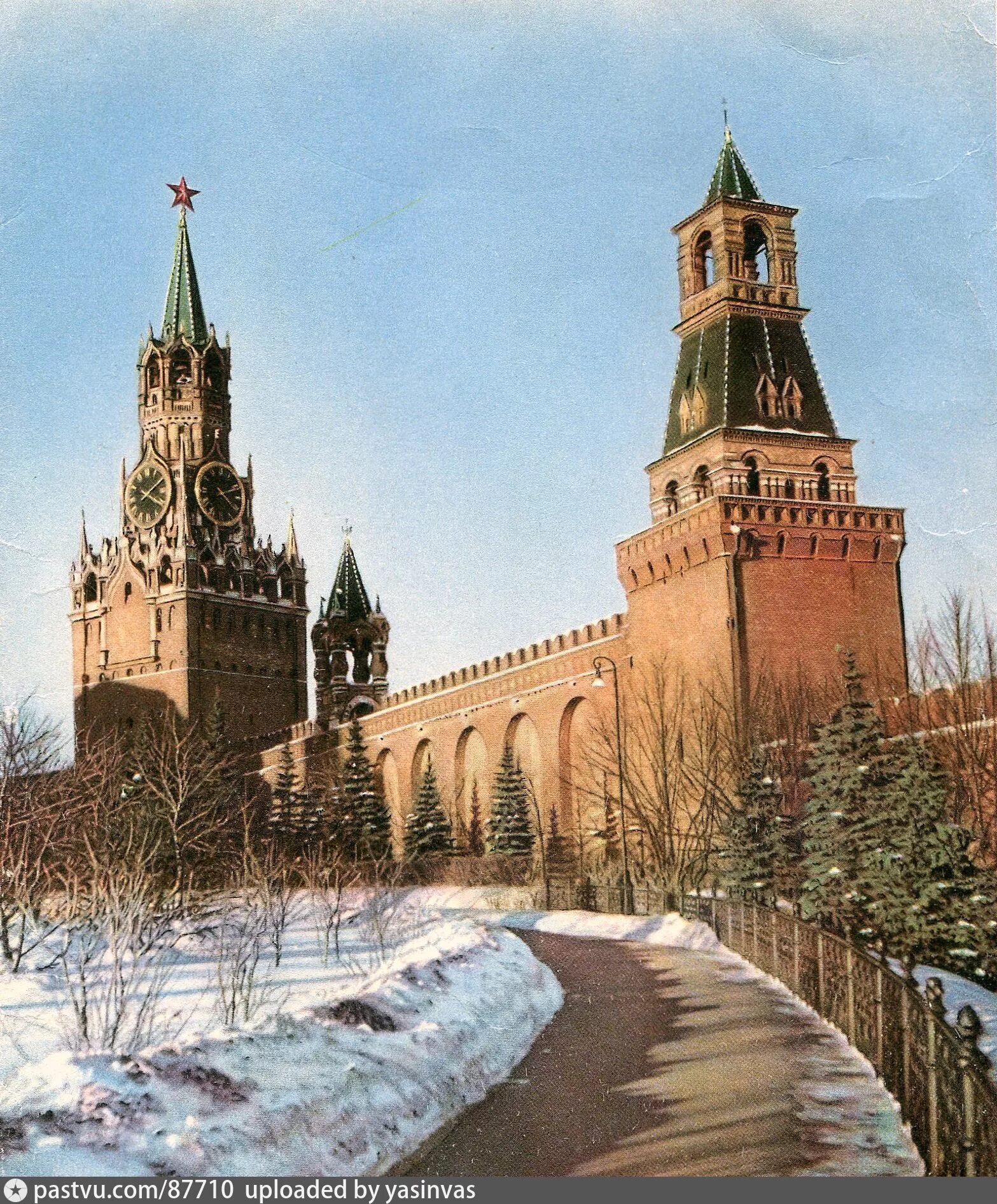 Вид московского кремля с софийской набережной. Кремль с заглавной буквы. Москва 1963 год. Васильевский спуск в москве фото. Москва спасская башня и храм василия блаженного.