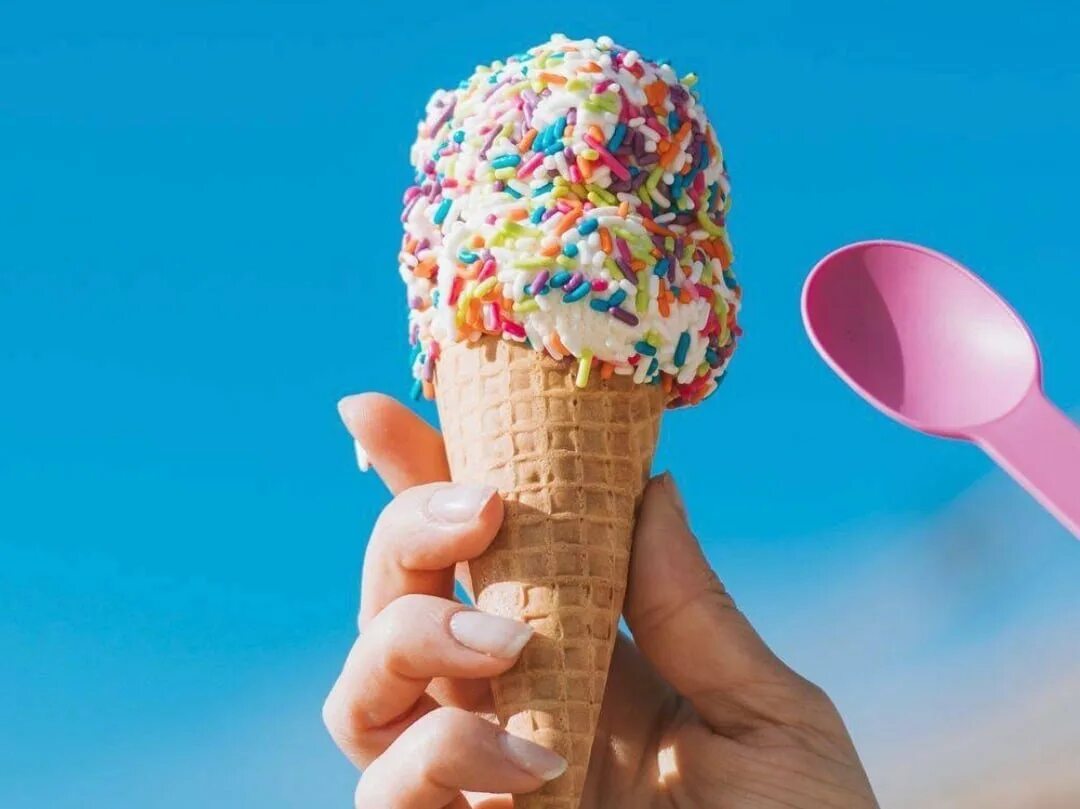 Give me ice cream. Мороженое на желтом фоне. Мороженое рожок. Мороженое пломбир рожок. Шарик мороженого в рожке.