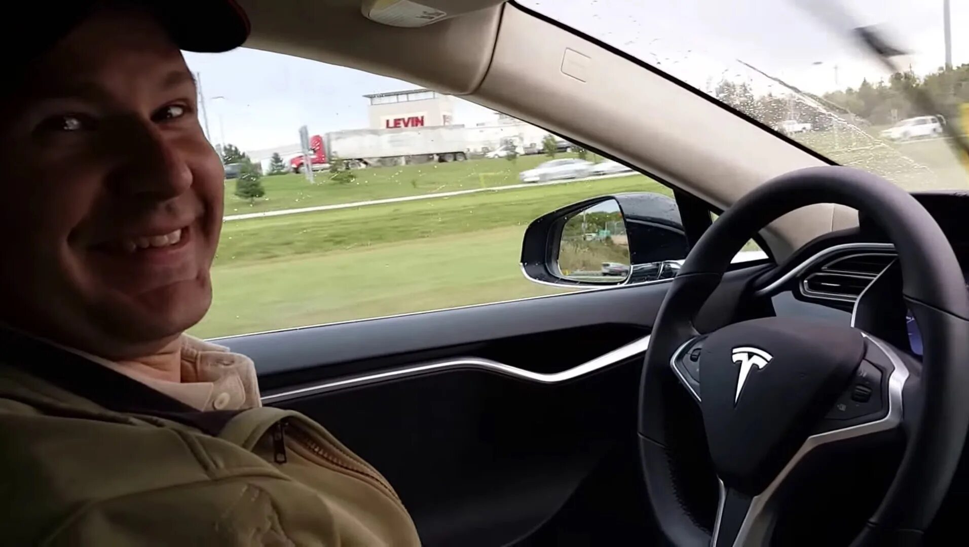Включи водитель 2. Джошуа Браун Тесла. За рулем Теслы. Tesla водитель. Тесла с водителем.