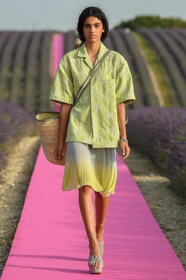 Моносерьга jacquemus. Симон жакмюс. Jacquemus italy. Jacquemus. Jacquemus розовая.
