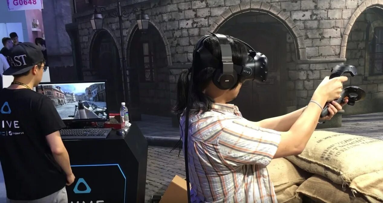 Vr полное погружение. Игра в шлеме HTC Vive. Игры в виртуальной реальности с полным погружением. Шлем виртуальной реальности аттракцион. VR шутер для компании.