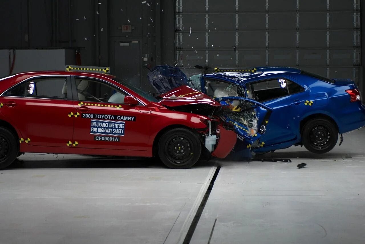 Honda Accord 2009 IIHS crash Test White. Краш тест Тойота Камри. Toyota Yaris 2008 crash. Краш тест Тойота Ярис 2007. Включи испытание машин