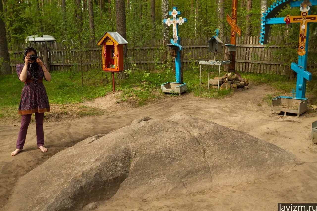 Дивеево серафим саровский. Где находится камень серафиму саровскому. Камень серафима вырицкого. Где находится камень серафиму саровскому. Камень серафима саровского в дивеево.