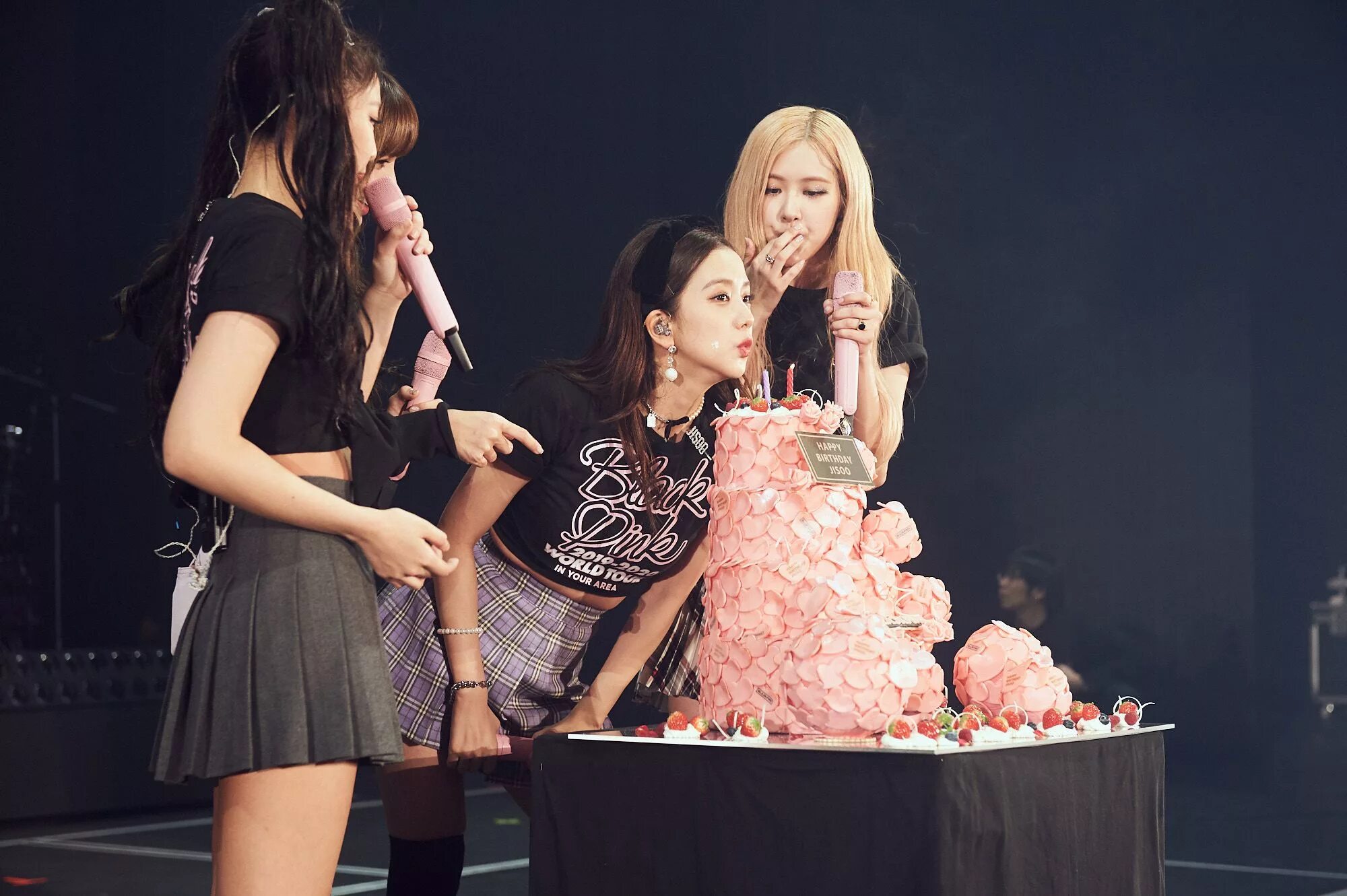 Chaesoo blackpink. Дженни джису розэ. Джису дженни розэ. Группа blackpink розэ. Блэк пинк розэ и дженни.
