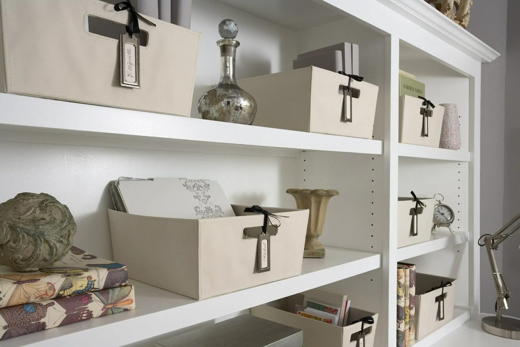 Стеллаж с коробками. Стеллажный короб 50х20х20. Коробки для хранения вещей в гардеробной. Ящик для хранения в интерьере. Коробки на полках.