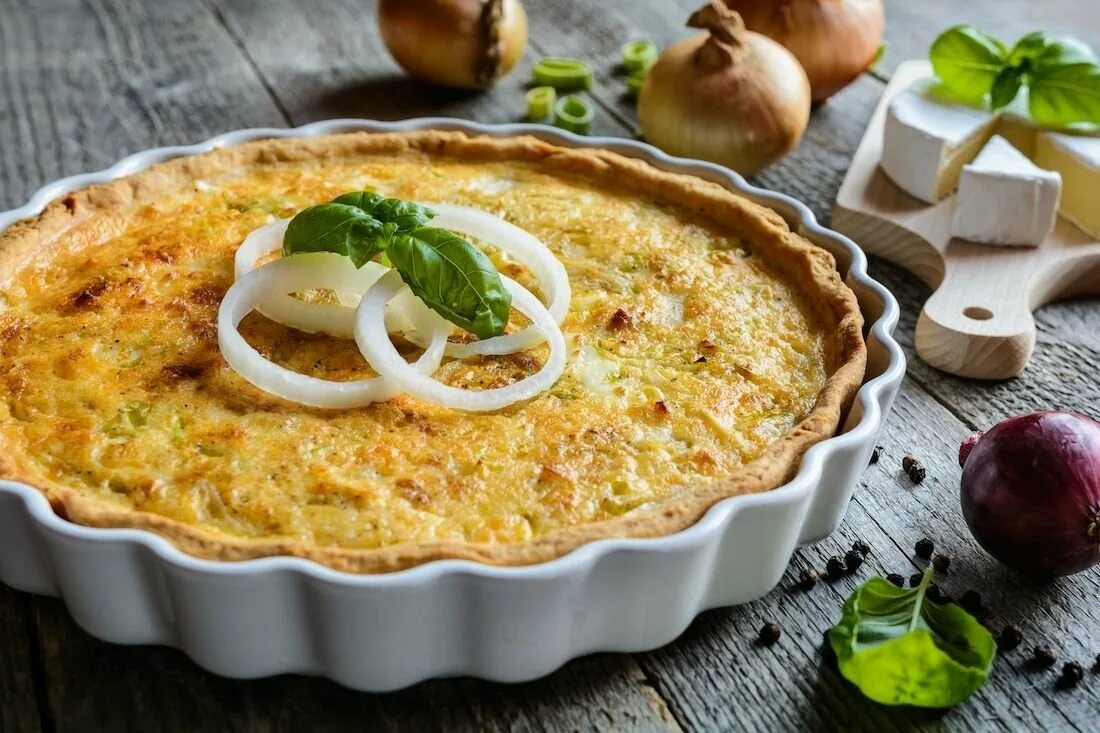 Как раньше назывался пирог с луком. Французский луковый киш. французский пирог киш. киш лорен классический. луковый пирог.