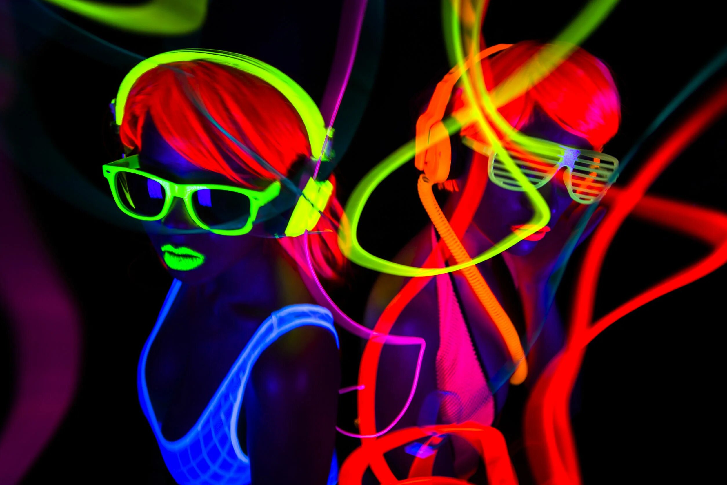 Neon party. Неоновая вечеринка. Неоновые краски. Неоновая девушка. Неоновая дискотека.