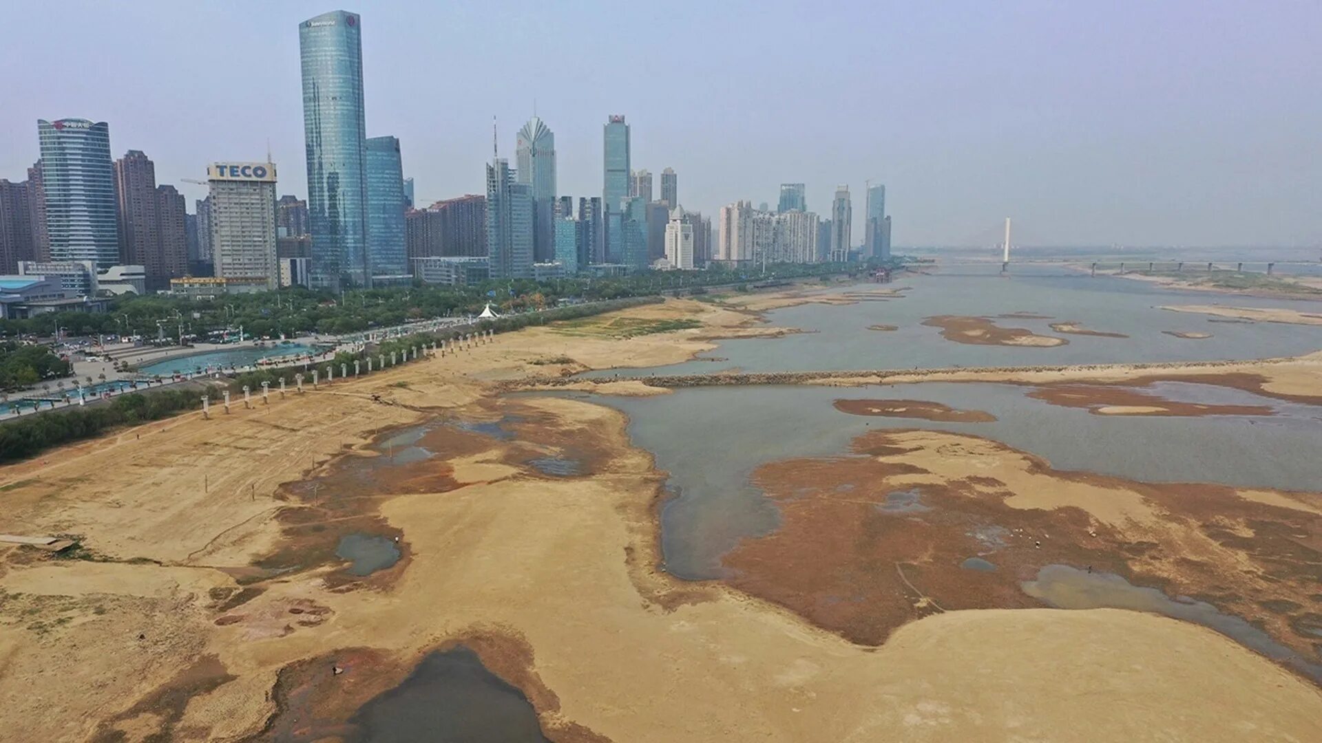 Река янцзы пересохла. Янцзы обмелела. Река Янцзы высыхает. Засуха в Китае 2010. Китайская река Янцзы пересохла.