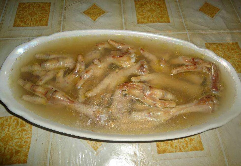 Сколько варить куриные лапки для холодца. Сколько варить куриные лапки для холодца. Хододец сикуриными лапками. Сколько времени варить холодец из курицы и куриных лапок. Сколько варить куриные лапки для холодца.