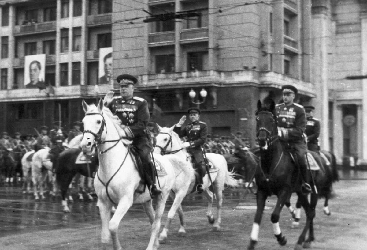 Маршал Рокоссовский на параде Победы 1945. Жуков на параде Победы 1945. Жуков и Рокоссовский на параде Победы 1945. Рокоссовский парад