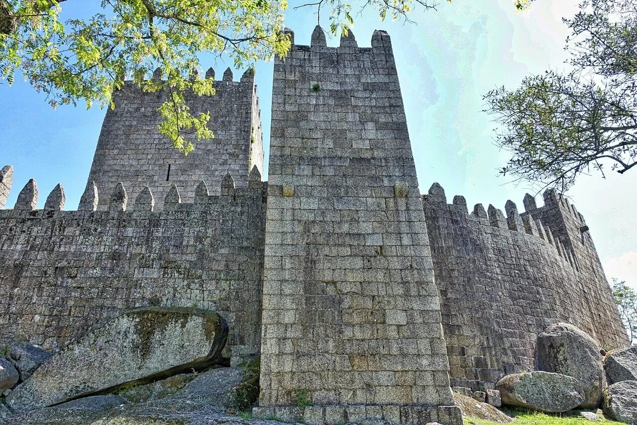 Самая крупная крепость из сохранившихся и действующих. Stone Castle (каменный замок). Stone Castle (каменный замок) профнастил. Замок башня Шато Тьери 12 век. Каменный замок раннего средневековья.