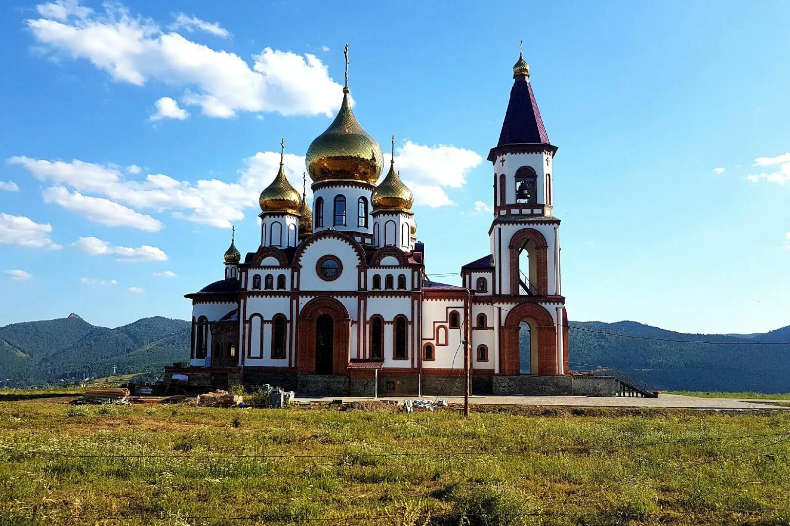 В красноярском крае храмы. Храм новомучеников и исповедников российских Красноярск. Храм в Академгородке Красноярск. Академгородок храм новомучеников. Церковь новомучеников Красноярск Академгородок.