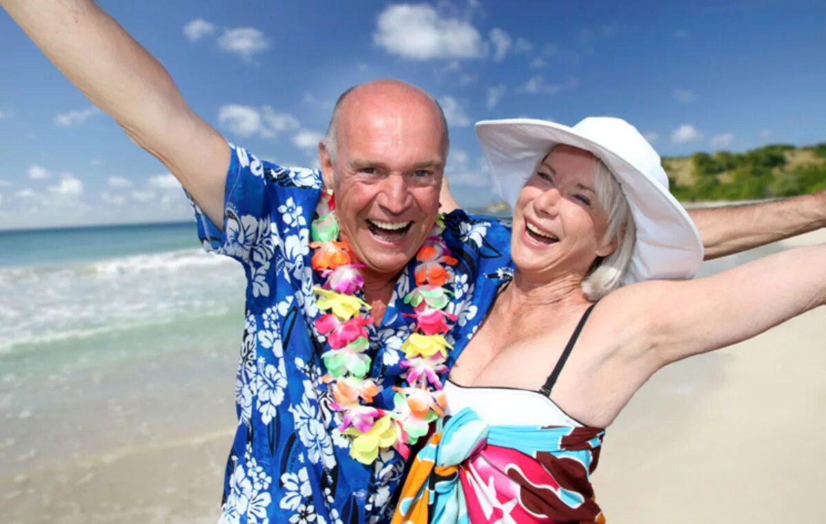 европейские пенсионеры. пожилые люди за границей. счастливые старики на отдыхе. веселые пенсионеры. отдых все включено для пенсионеров.